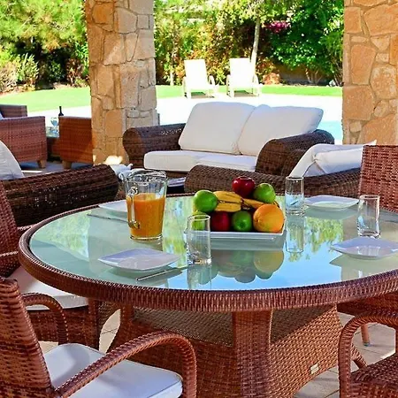 فيلة In Sleeps 6 With Pool Air Con And Wifi كوكليا
