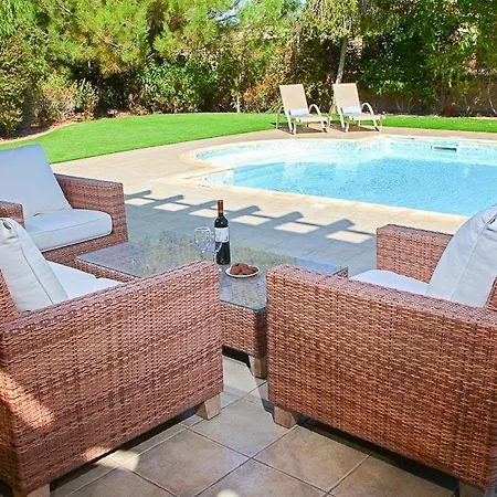 In Sleeps 6 With Pool Air Con And Wifi فيلة