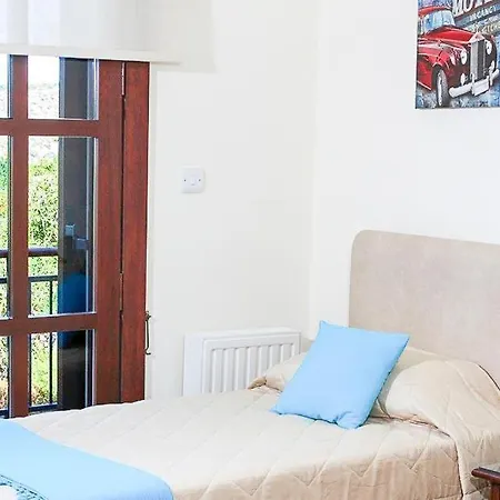 In Sleeps 6 With Pool Air Con And Wifi *